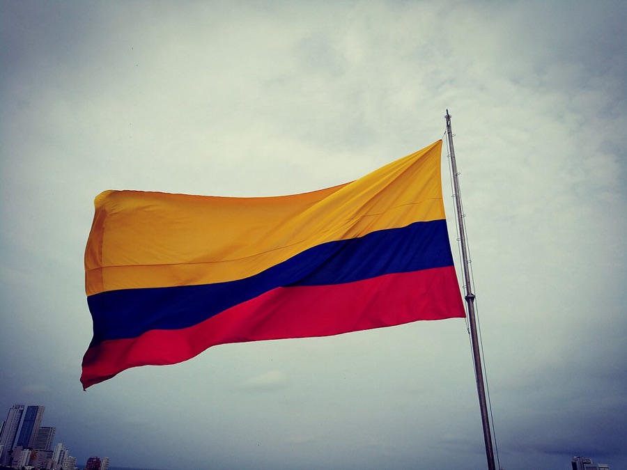 Bandera de Colombia ondeando